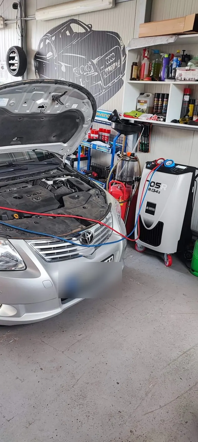Autoturism cu capota deschisă în atelierul LA VALI LA GARAJ