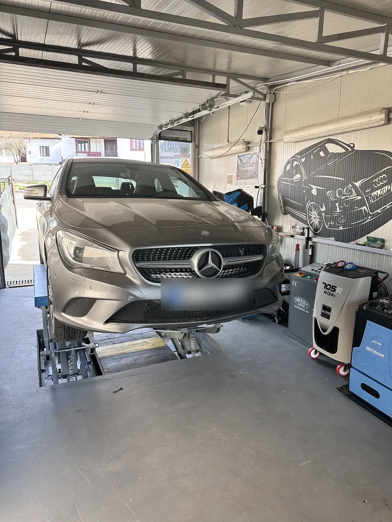 Autoturism ridicat pe elevator în atelierul LA VALI LA GARAJ, pregătit pentru schimbul roților