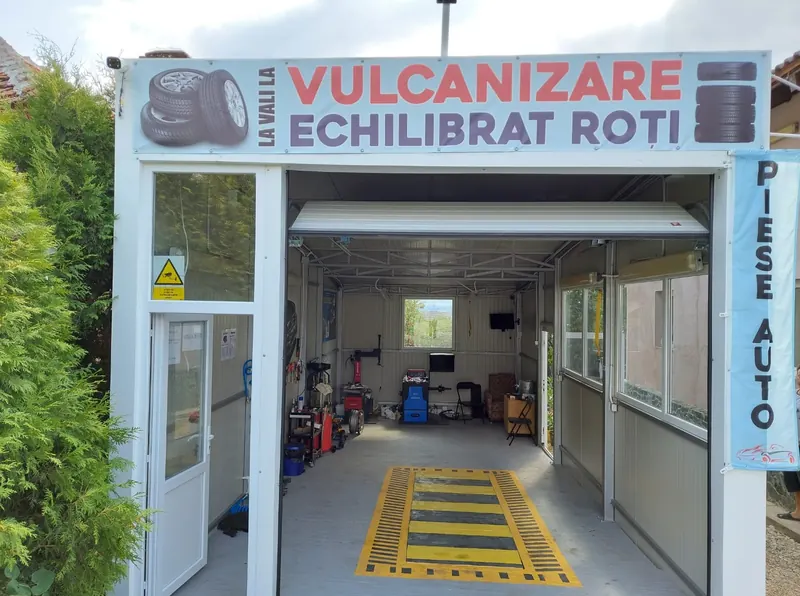 Fațada atelierului, cu firma „Vulcanizare · Echilibrat roți” și intrarea în atelier