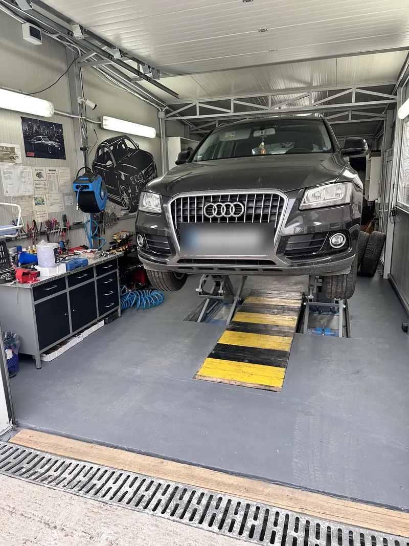 SUV ridicat pe elevator în atelierul LA VALI LA GARAJ